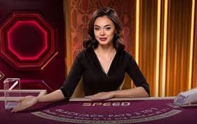 Pemain menggunakan perangkat mobile untuk mengakses hadiah dan fitur messipoker